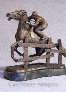 法国古铜色跳栏板马和骑师雕象