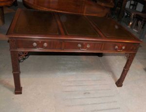维多利亚时代的Chippendale哥特式书桌写作表桃花心木家具
