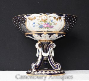 单一的Sevres瓷花瓶上的花卉盖碗