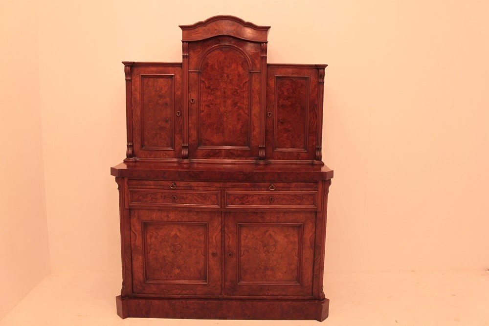 维多利亚时代的内阁-仿古胡桃木箱，约1860年