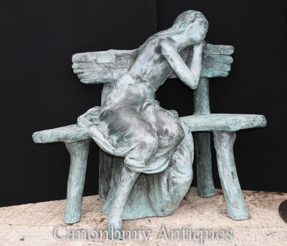 真人大小的青铜长凳上睡觉的少女古典雕像